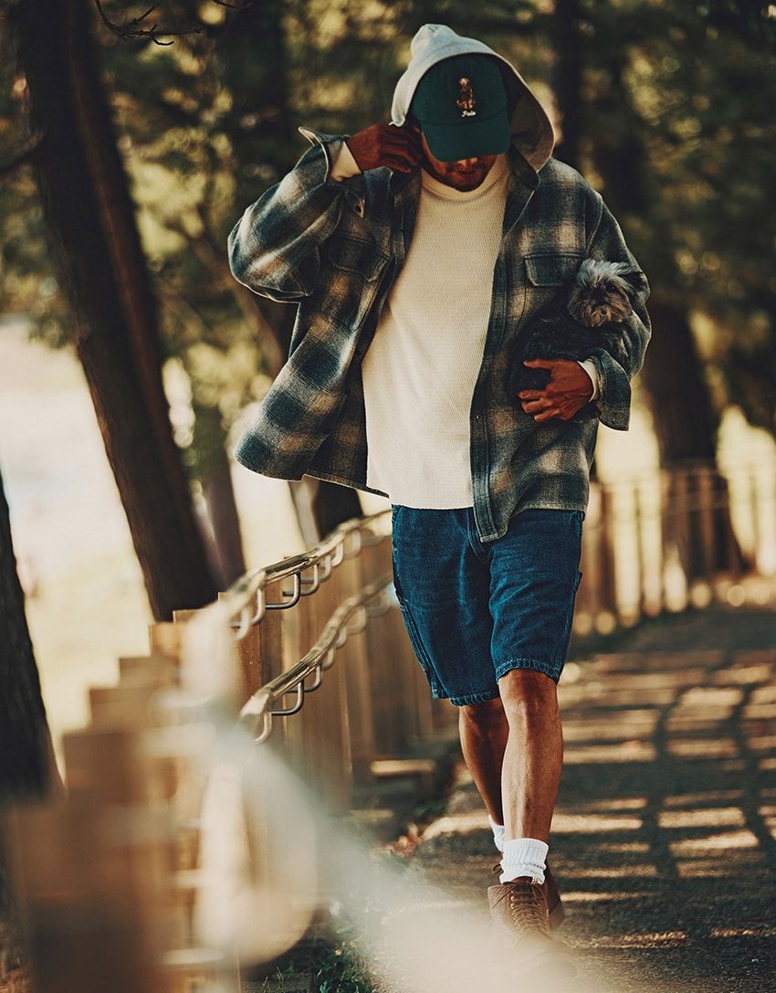 デニムショーツ2万3100円、キャップ1万3200円/ポロ ラルフ ローレン(ラルフ ローレン 0120-3274-20)、シャツ3万9600円/RHC(RHC ロンハーマン 0120-008-752)、カットソー1万4300円/アナトミカ(アナトミカ 東京 070-3144-0378)、ブーツ23万5400円/ビズビム(F.I.L. OMOTESANDO 03-5778-3259)