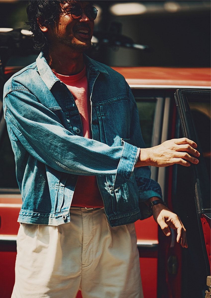 デニムジャケット9万9000円／アプレッセ（カバーコード 中目黒　03-6452-3072）、カットソー1万4300円、パンツ3万5200円／ともにポロ ラルフ ローレン（ラルフ ローレン　0120-3274-20）、ベルト2万9700円／セブンバイセブン　03-5785-6447、サングラス2万9040円／レイバン（ルックスオティカジャパン　0120-990-307）