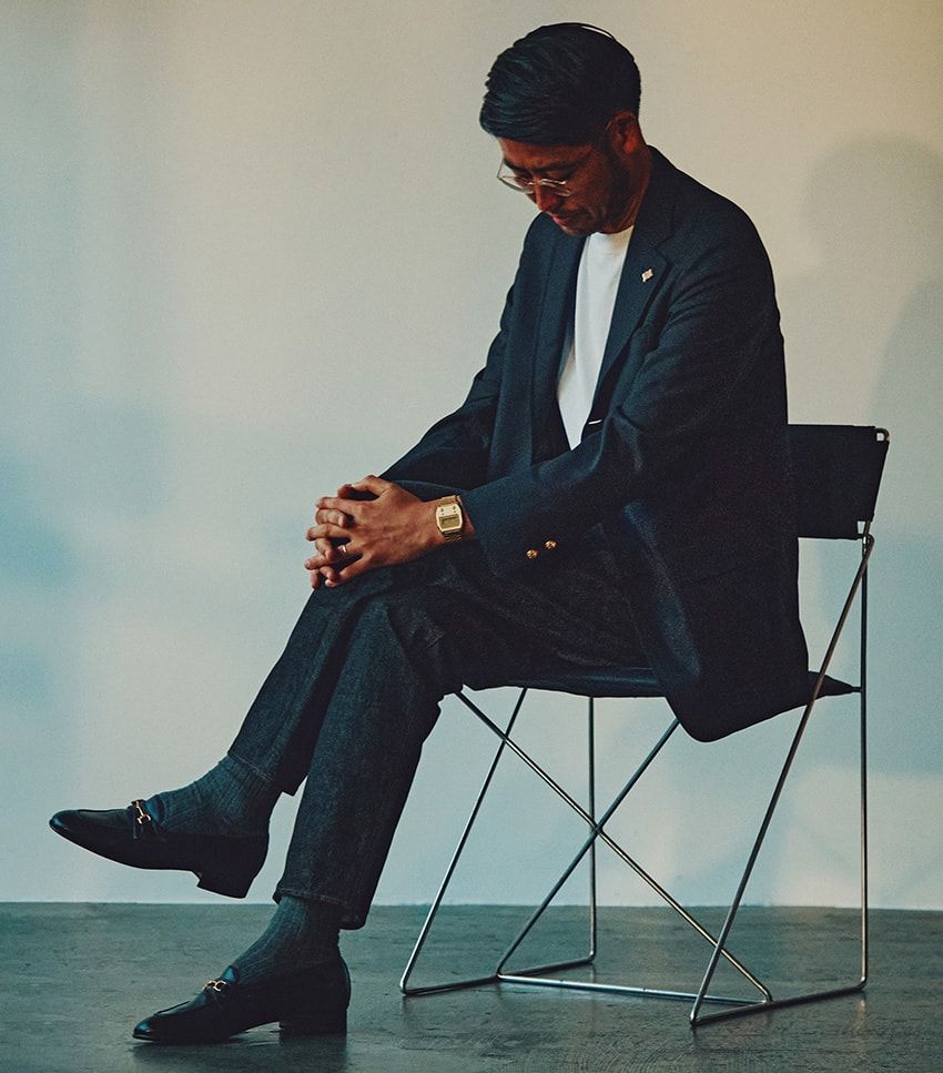 デニム7万9860円／ユーゲン（イデアス　03-6869-4279）、ジャケット19万8000円、カットソー1万5400円／ともにブルックス ブラザーズ（ブルックス ブラザーズ ジャパン　0120-02-1818）、腕時計2万4200円／Gショック（カシオ計算機　0120-088925）、靴14万800円／レユッカス（ビームスF　03-3470-3946）