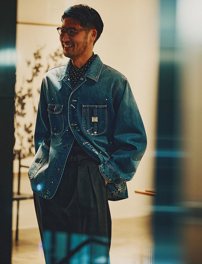 デニムジャケット2万2000円／ビッグマック ビーミング by ビームス（ビーミング ライフストア by ビームス ららぽーとTOKYO-BAY店　047-436-6500）、ニット6万3470円／サンスペル　050-3562-1860、パンツ8万8000円／ニート（にしのや　03-6434-0983）、スカーフ3万8500円、ベルト4万1800円／ともにユーゲン（イデアス　03-6869-4279）