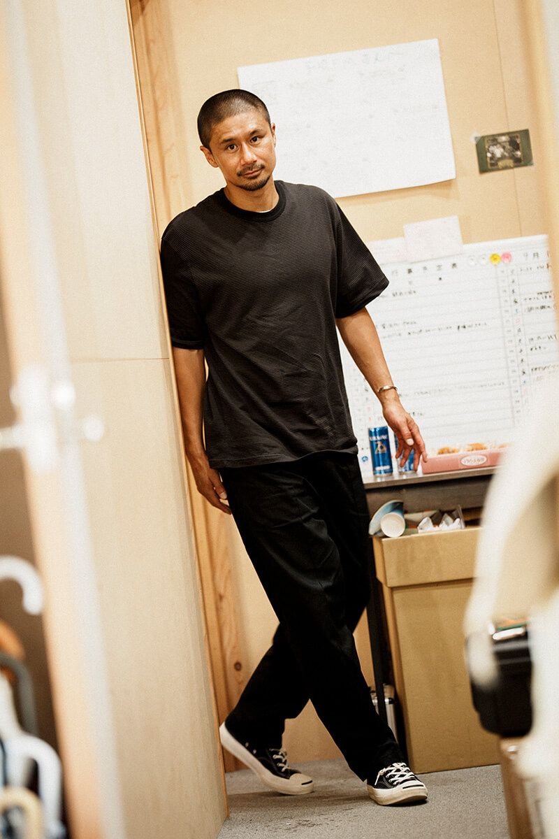 坪井慶介（つぼい・けいすけ）2002年に浦和レッズへ入団し、新人王やフェアプレー賞などを受賞。2006年W杯にも出場した元日本代表DF。引退後は「やべっちスタジアム」レギュラー解説をはじめ、各メディアやイベントで活躍。茅ヶ崎FM「“漢”坪井慶介のラジオツボイ」パーソナリティも務める。3児の父で温泉ソムリエ資格を保有。実家は岐阜・中津川の温泉施設。