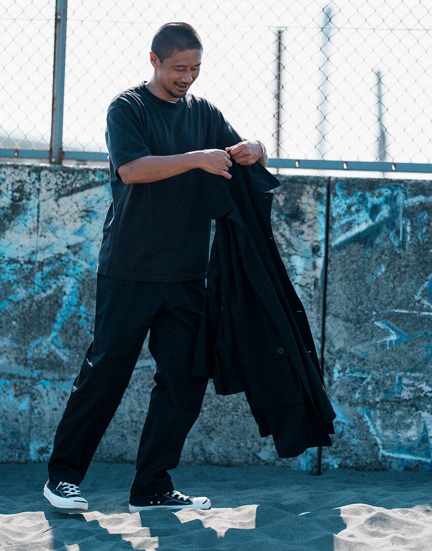 サッカー元日本代表・坪井慶介さんの“お洒落すぎる”私服姿をパパラッチ！ラジオ局で“出待ち”作戦を決行 - 11枚目の画像