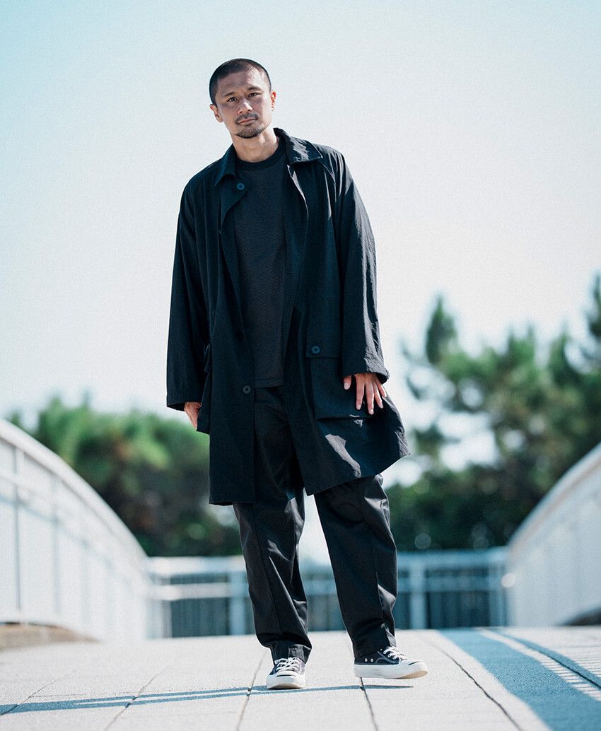 Tシャツ、パンツ=KAJ コート=OVY シューズ=コンバース ブレスレッド=一松