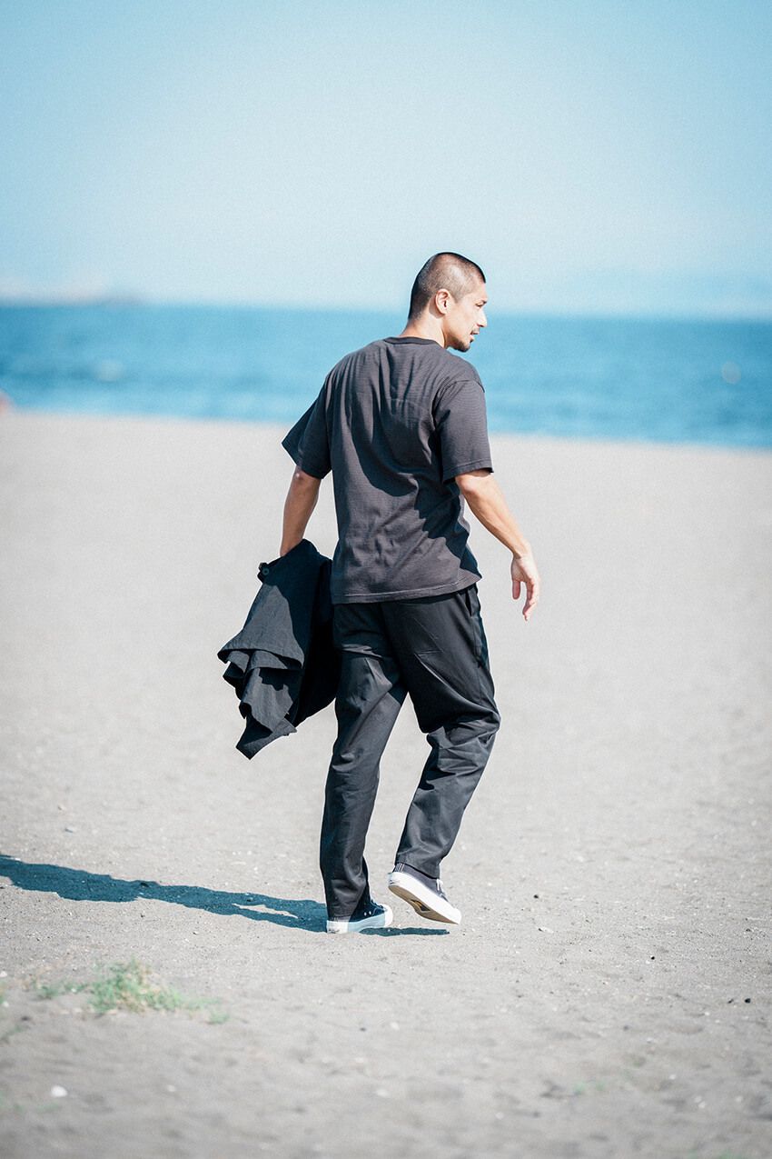 サッカー元日本代表・坪井慶介さんの“お洒落すぎる”私服姿をパパラッチ！ラジオ局で“出待ち”作戦を決行 - 21枚目の画像