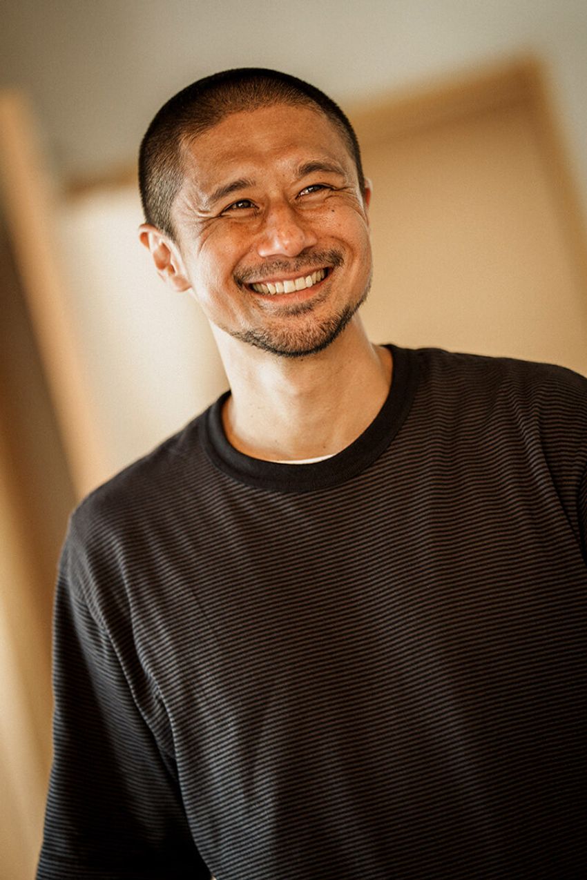 サッカー元日本代表・坪井慶介さんの“お洒落すぎる”私服姿をパパラッチ！ラジオ局で“出待ち”作戦を決行 - 4枚目の画像