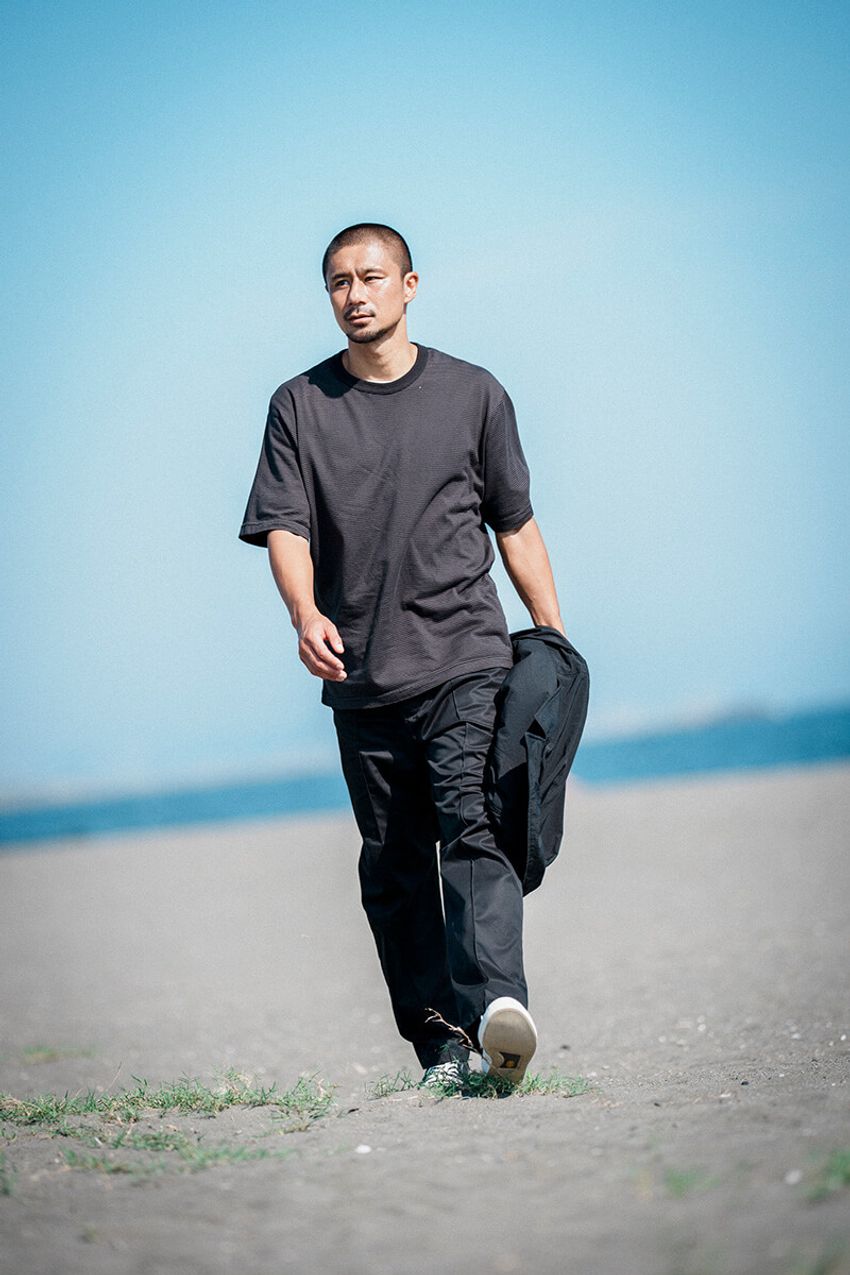 サッカー元日本代表・坪井慶介さんの“お洒落すぎる”私服姿をパパラッチ！ラジオ局で“出待ち”作戦を決行 - 7枚目の画像