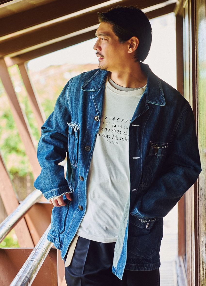 デニムジャケット40万1500円、ノースリーブトップ10万3400円、中に着たTシャツ12万4300円、パンツ25万800円/すべてメゾン マルジェラ(マルジェラ ジャパン 0120-934-779)