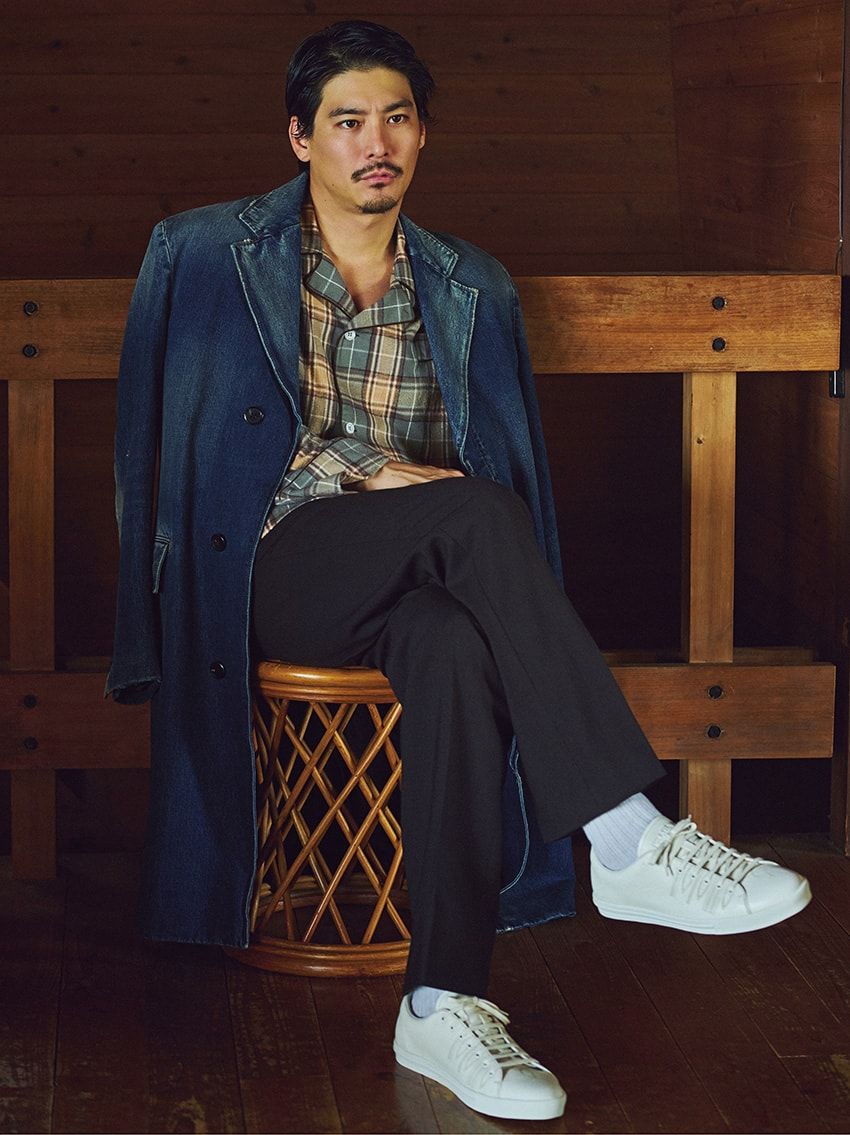 デニムコート78万1000円、シャツ28万8200円、パンツ24万2000円、スニーカー16万2800円［すべて予価］／プラダ　0120-45-1913