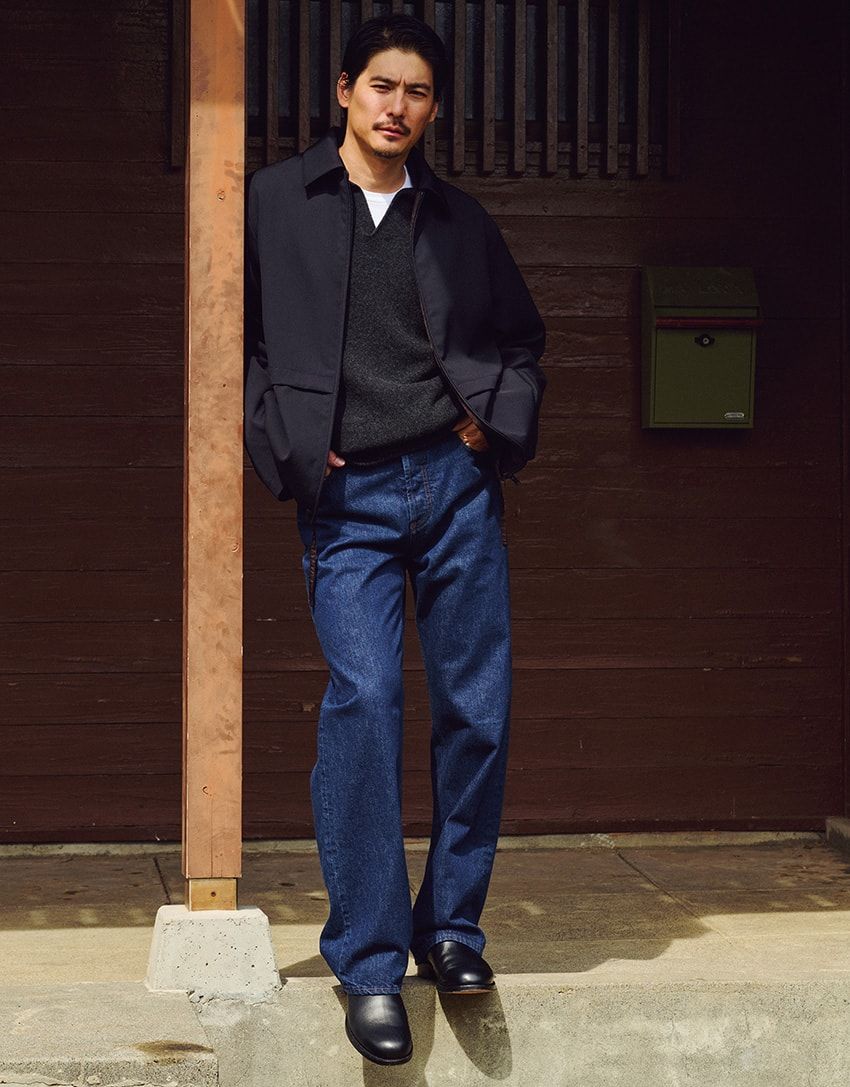 デニム15万4000円、ジャケット75万1300円、ニット28万4900円［参考色］、靴31万3500円／すべてザ・ロウ（ザ・ロウ・ジャパン　03-4400-2656）