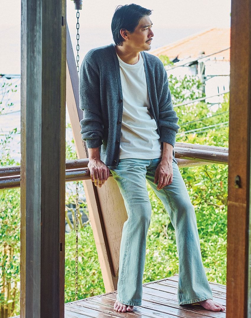 デニム21万8900円、カーディガン40万8100円［予価］、Tシャツ10万1200円／すべてルイ・ヴィトン　0120-00-1854