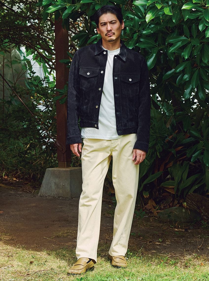 デニム14万8500円、レザージャケット97万3500円、靴25万800円／すべてジル サンダー、Tシャツ6万6000円［3枚セット］／ジル サンダー＋（ともにジルサンダージャパン　0120-998-519）