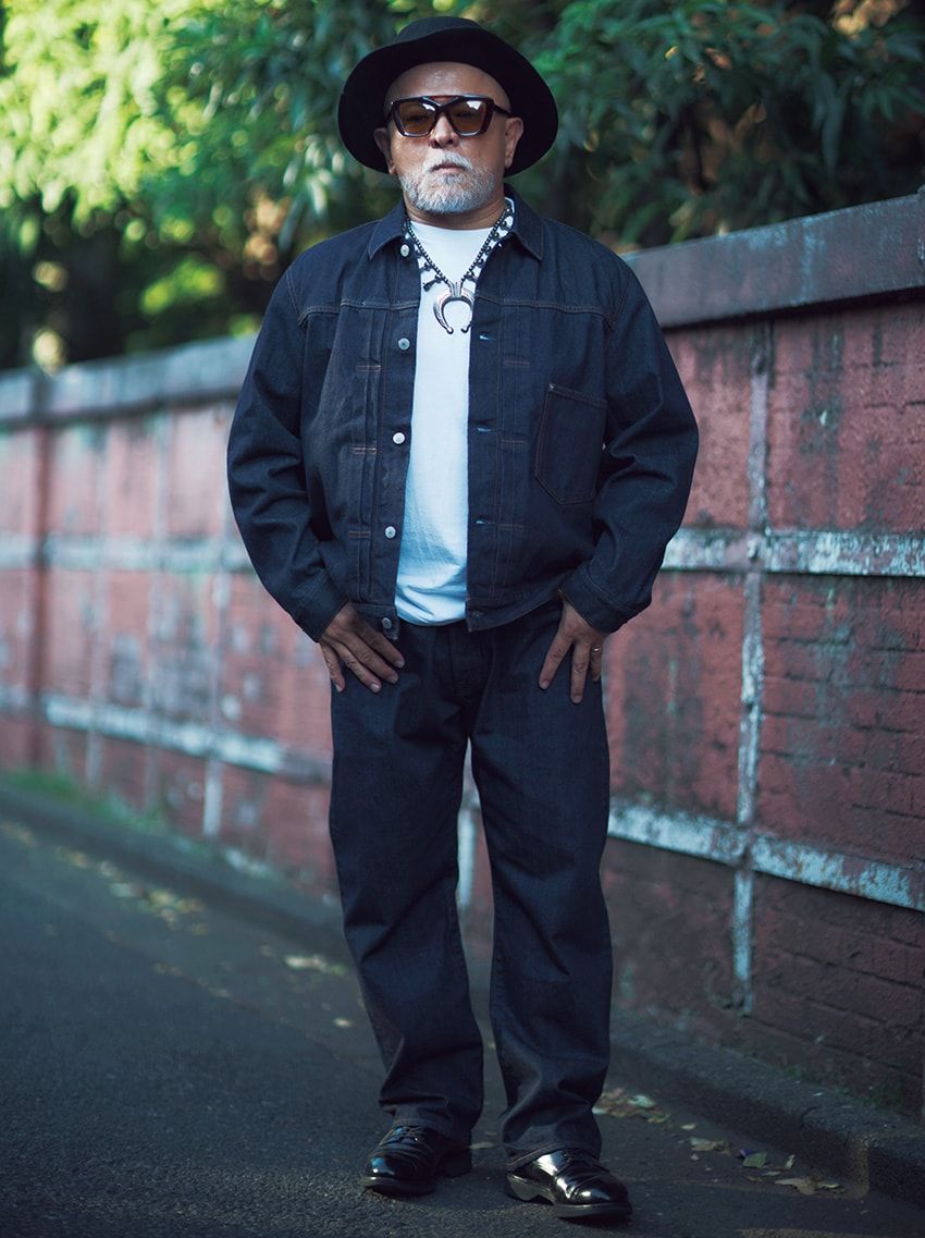 13.5オンスのワンオッシュデニムで仕上げた 「TOKYO」 。適度に肩が落ちたリラックス感の漂うGジャンと、ビッグシルエットのストレートパンツは今の気分にピッタリ。首元で存在感を放つネイティブアメリカンジュエリーで個性を加えるのが熊谷流だ。ちなみに各アイテムには、スペシャルボックスが付属する。デニムジャケット4万9000円、デニム3万9000円／ともにGDC、ハット4万2900円／GDC × ボナ・カペロ（すべてGDC 代官山　080-4153-2623）、靴＝オールデン、サングラス＝ラピマ、ネックレス＝ナジャ