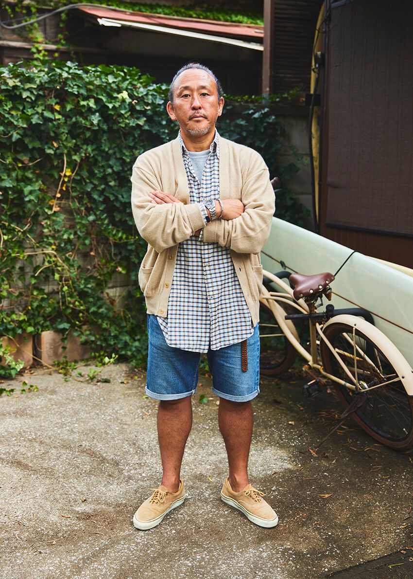 パンツ＝リーバイス　カーディガン＝へリル　シャツ＝マーティ＆サンズ　Tシャツ＝ヘインズ　シューズ＝ヴァンズ