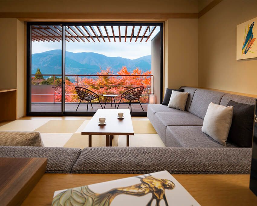 写真は、星野リゾートが全国に展開する温泉旅館ブランド「界」のひとつ、「界 仙石原」の露天風呂付き和洋室。同宿をはじめ、日本全国のグループ施設で1年間いつでも利用可能。詳しい利用条件などはhttps://hoshinoresorts.com/jp/gift/#/をチェックしてほしい。