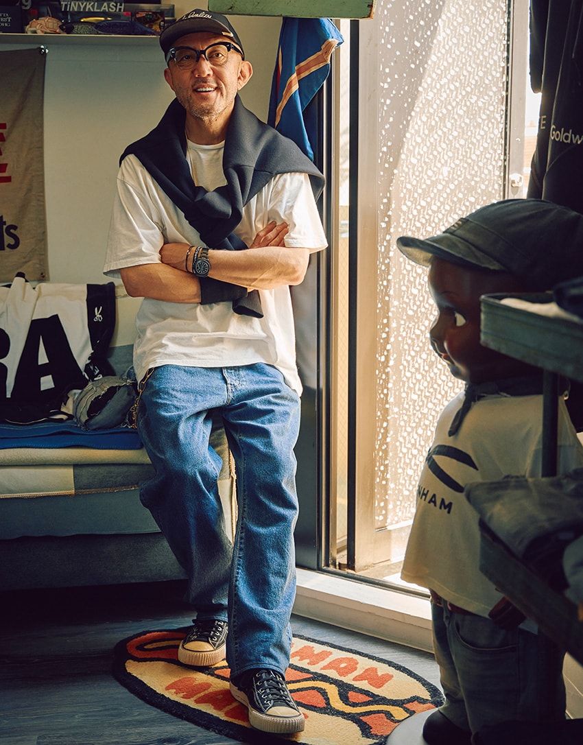 「ベーシックなアメカジスタイルが今の気分」だと語る根岸さん。それを体現した装いだ。着々と製品化が進む自慢のデニムに白T、そしてニットシャツを肩掛け。足元のスニーカーやデンハムコラボのプロハンターの時計 、キャップなど小物はすべて黒で統一し、全身を引き締めた。デニムは価格・発売時期未定。肩に掛けたニット、Tシャツ＝ともにデンハム　スニーカー、キャップ＝ともにビズビム　メガネ＝エフェクター　腕時計＝プロハンター × デンハム