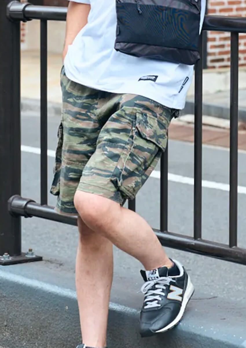 迷彩柄を“自然”ではなく“街”で馴染ませるコツ。それは定番色合わせにあり！ - 1枚目の画像