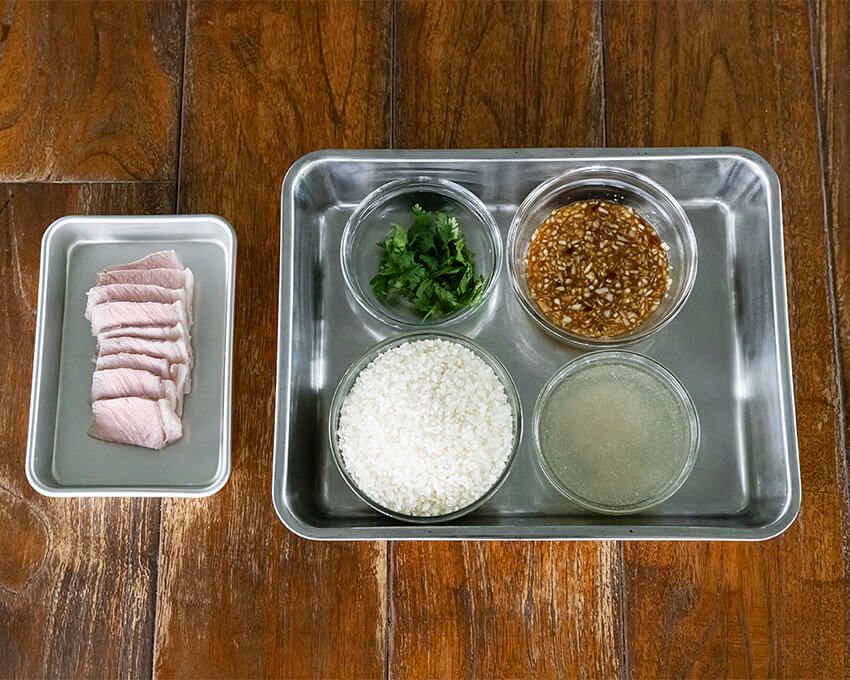 ○サラダポーク(そぎ切り)100g~120g  ○サラダポークの茹で汁 ○米2合  ○パクチー適量 ○味噌ダレ  A長ネギの白い部分(微塵切り)　1/2本  A醤油　大さじ1  A酢　大さじ1  A砂糖　大さじ1/2  Aオイスターソース　大さじ1/2 Aごま油　小さじ1  A味噌　小さじ1  Aおろしニンニク　3cm A鷹の爪　 [タネを取って微塵切り]　1本  Aレモン汁　1/8個(小さじ1) 