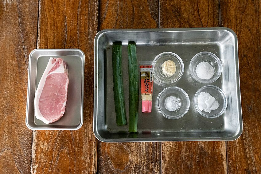 ◯アメリカン・ポーク　約500g  ○砂糖　小さじ2 ○塩　小さじ1  ○鶏ガラスープの素　小さじ1/2  ○味の素　8振り ○おろしニンニク　1片  ○長ネギの青い部分　1本 ○水　200ml 