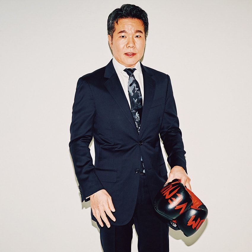 MCJ株式会社 代表取締役社長／COO 安井 元康さん●1978年、東京都生まれ。アニメ企画制作のベンチャー企業を経て、パソコン製造・販売事業を展開するMCJに参画。同社にて東証上場を経験した。その後ケンブリッジ大学でMBAを取得、帰国後、経営コンサルタントとして9年間活動を続ける。2016年3月、古巣であるMCJに復帰し、代表取締役社長／COO（最高執行責任者）に就任する。現在「東洋経済オンライン」にてコラムを執筆中。著書に『非学歴エリート』（飛鳥新社）、『極端のすすめ』（草思社）などがある。