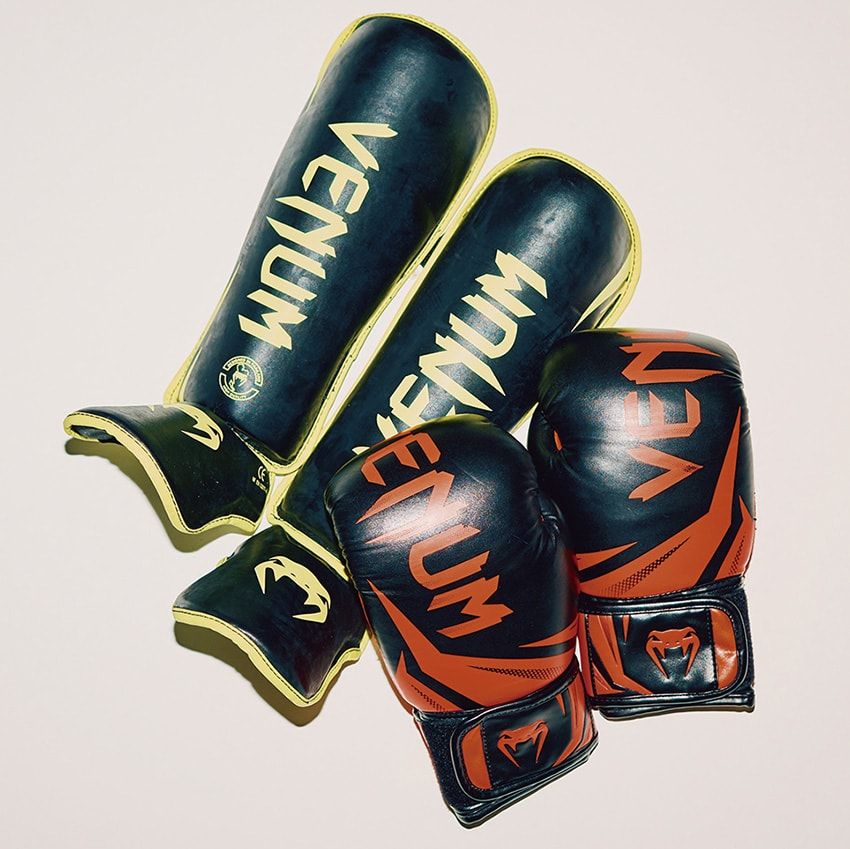 ヴェナムのグローブとレガースを愛用。黒×赤、黒×イエローの精悍なカラーリングが気分を盛り上げてくれる。