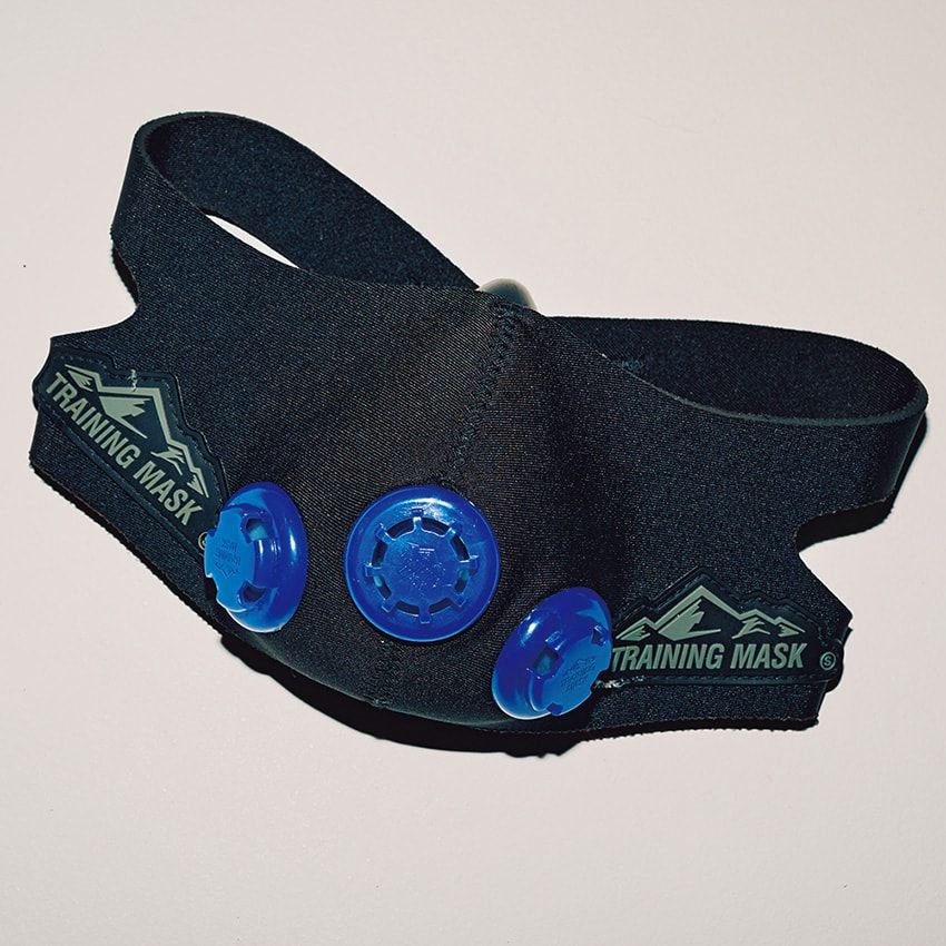 呼吸筋に負荷を与えることで持久力アップが期待できる「トレーニングマスク」。練習時、より追い込みたいときに着用する。