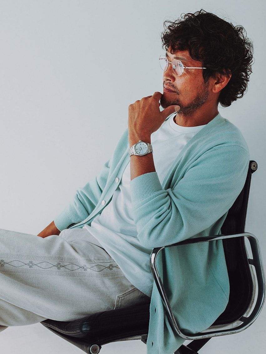 腕時計151万8000円／グランドセイコー（セイコーウオッチ　0120-302-617）、カーディガン5万7200円、Tシャツ9680円／ともにスローン（ザ ショップ スローン 新静岡セノバ店　054-266-7241）、パンツ4万9500円／サルト　info@sarto-designs.com、メガネ6 万3800 円／アイヴァン7285（アイヴァン 7285 トウキョウ　03-3409-7285）