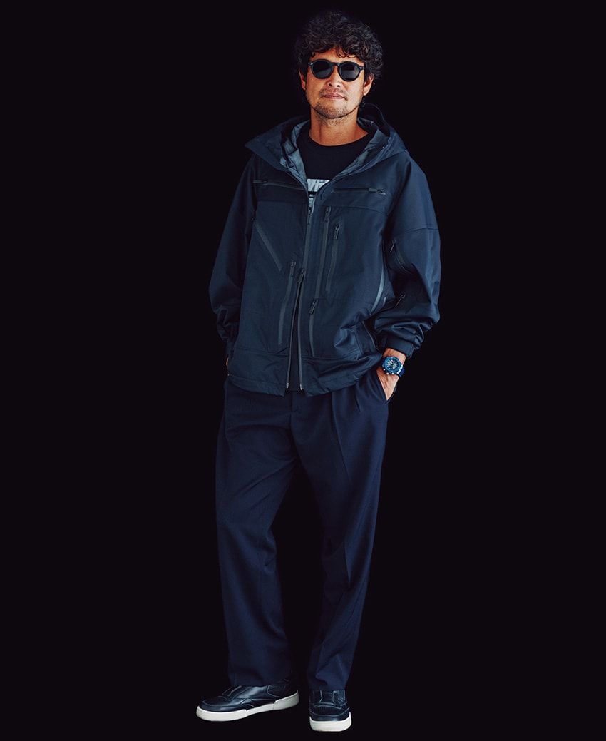 腕時計331万1000円/ウブロ(LVMHウォッチ・ジュエリー ジャパン ウブロ 03-5635-7055)、ジャケット13万2000円/BLK、Tシャツ1万3200円/ホワイトマウンテニアリング、スニーカー2万4200円/ホワイトマウンテニアリング × リーボック(すべてホワイトマウンテニアリング 03-6416-5381)、パンツ5万2800円/ユーゲン(イデアス 03-6869-4279)、サングラス4万7300円/アイヴァン(アイヴァン 東京ギャラリー 03-3409-1972)