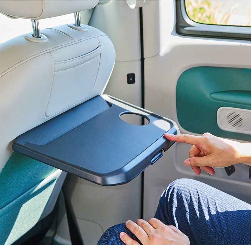 「太いピラーの質実剛健さもさることながら、マニア心をくすぐるのが運転席ドアヒンジの堅牢さ。ここまで骨太なヒンジは、ミニバンでは滅多にお目にかかれません。さらに2列目には、しっかりしたアシストグリップを装備。ドリンクホルダーやテーブルもしっかりとした作りで、まさに“ドイツメイド”の信頼感が随所に宿っています」。