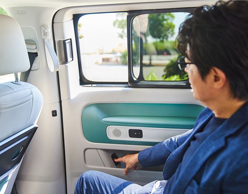 「往年のファンにはたまらないツートンカラーとディテール。例えば、昔のワーゲンバスにも備わっていたこの小窓がツボです。実はこれ、電動で“スーッ”と開くんですよ。しかもイグニッションONで、運転手がいないと開閉できない。レトロ感と現代的機能の塩梅が絶妙で、オリジナルの“味”をちゃんと残しているのがうれしいですね」。