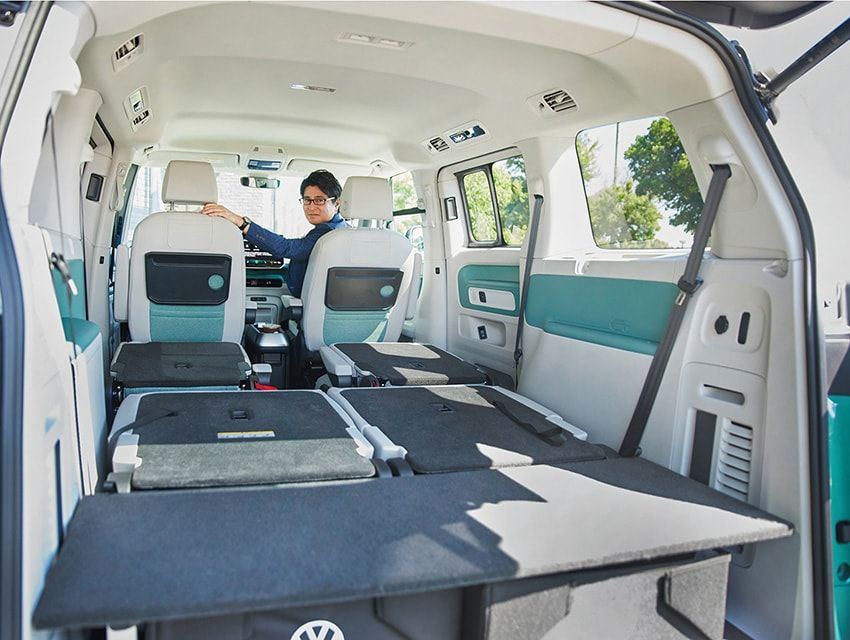 「後席をフラットにすれば、最大2123Lの大空間が広がります。あらゆる遊びと想い出づくりに最適  !ヒートポンプ式の冷暖房付きだから、家族での車中泊も快適です。BEVだからアイドリングの振動がなく、冷暖房をつけっぱなしでも安心。僕なら長距離ドライブのひと休みに、仮眠でもしてみたいですね。ただ、基本的に運転中は眠くならないので、これまで途中で仮眠したことはありませんが （笑）」。