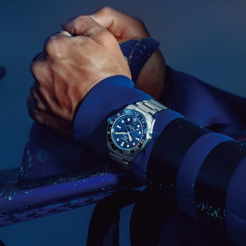 美しいブルーを纏い、海の薫りを放つタグ・ホイヤーのダイバーズモデル。エレガンスに加え、海中でも高い視認性を発揮するなど、優れた機能を備える。冒険心に溢れるカイが信頼する、至極の海時計なのだ。「タグ・ホイヤー アクアレーサー プロフェッショナル300」SSケース、42㎜径、自動巻き。58万8500円／タグ・ホイヤー（LVMHウォッチ・ジュエリー ジャパン タグ・ホイヤー　03-5635-7030）