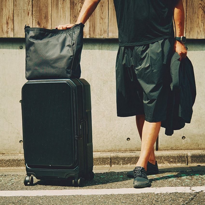 旅には“オールブラック”こそ万能！「ダイワピア 39」の上下を使った、種カジ流・出張コーデ - 1枚目の画像