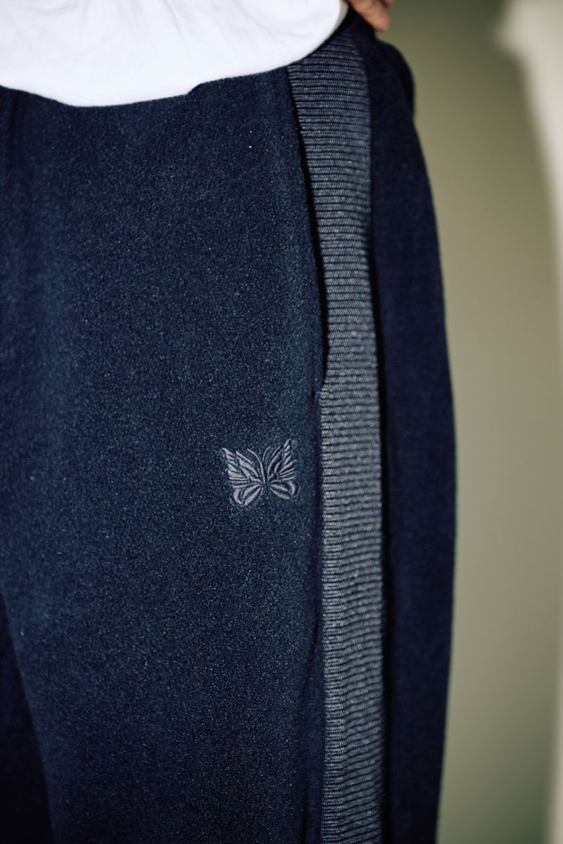 左サイドには「ハピヨン」の刺繍、両サイドにはポケットとテープデザインを配置。