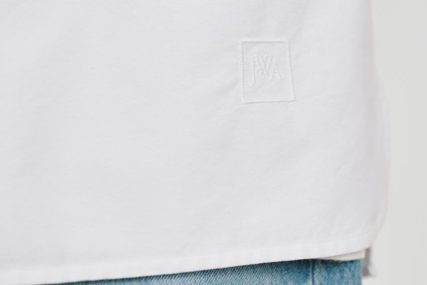 JW アンダーソンのロゴが裾に同色刺繍でON。コラボならではの意匠は、やはり気にしなくても、心にグッと来てしまうものだ。