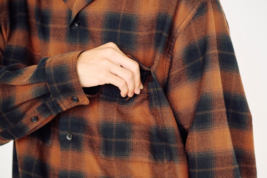 両胸にはポケットが配され、ワークな雰囲気も。