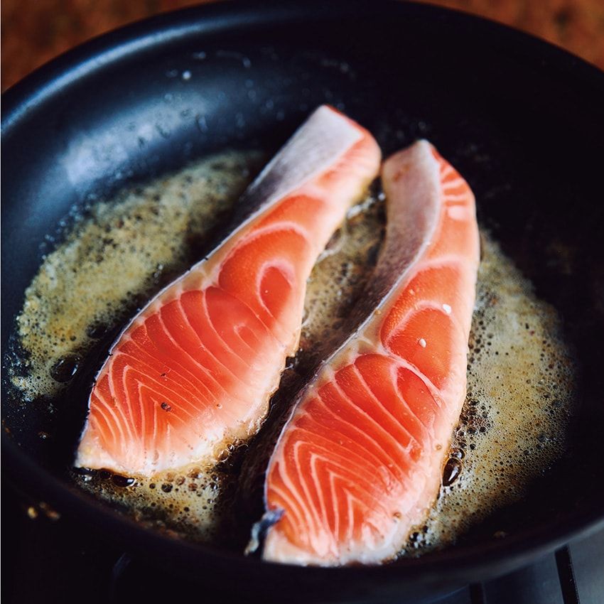 身が崩れないよう、鮭を返すのは1回。