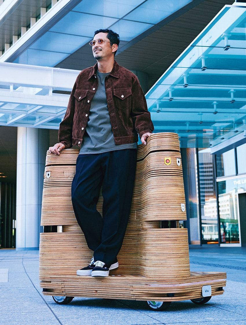 ジャケット16万5000円／ヘリル（にしのや　03-6434-0983）、パンツ4万6200円／ユーゲン（イデアス　03-6869-4279）、サングラス7万4800円／アイヴァン 7285（アイヴァン 7285 トウキョウ　03-3409-7285）