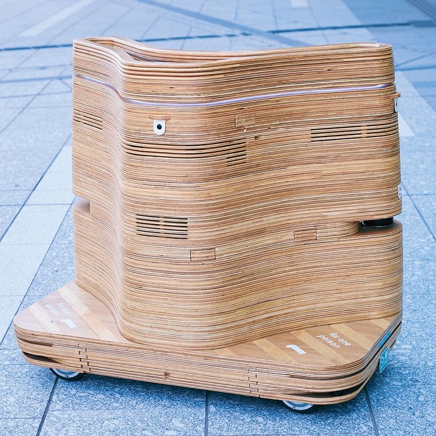 関西電力発のスタートアップが開発した、低速自動走行の電動モビリティ「イイノ タイプS712」。写真は3人乗りタイプ。現在、市販はされておらず、都市部のパブリックな場や観光地、ホテル等に導入される見込み。