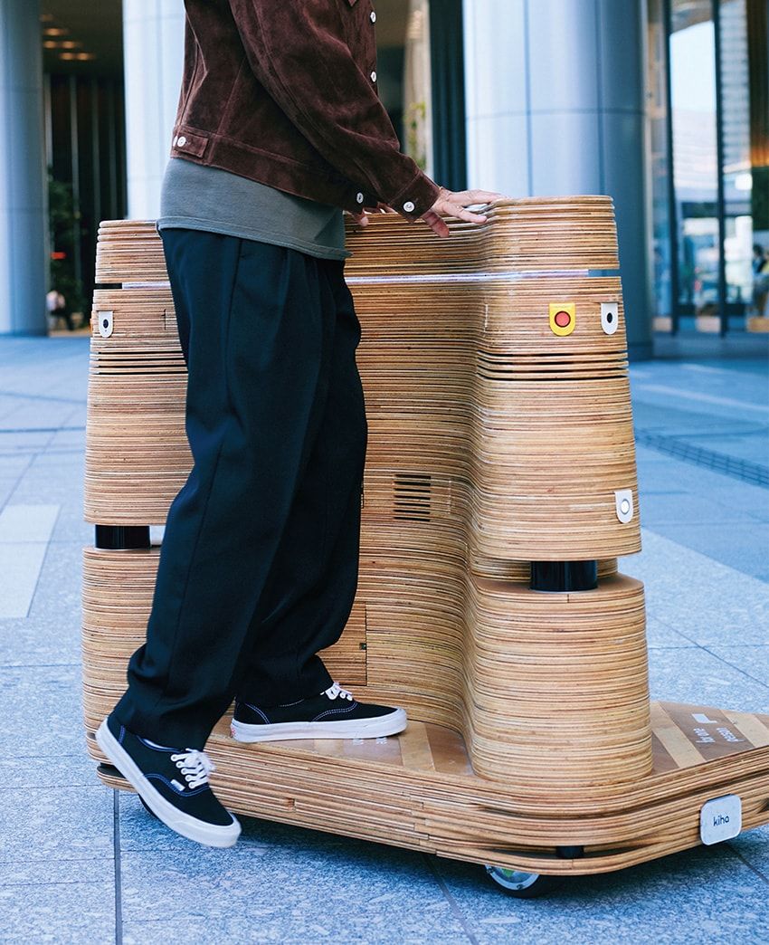 歩くより遅い“低速”走行!? 次世代型のスローな電動モビリティに、池内博之も思わずニンマリ - 3枚目の画像