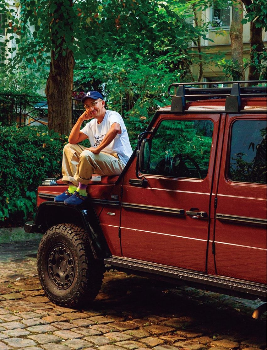 この車に乗るやつのタイプは2種類しかない。『嫌みな金持ち』か『賢ぶったスノッブ』かだ、とフランスでは言うんだよ。おれはそのどっちだろうな。