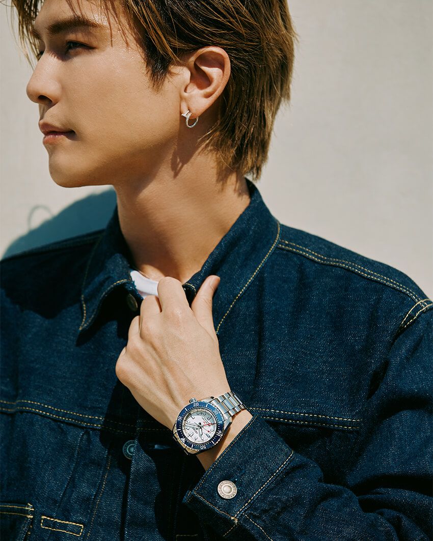 デニムの濃紺とブルーセラミックスのベゼルがナチュラルに共鳴。クラフトマンシップを感じるプロダクトという意味でも、両者は共通している。