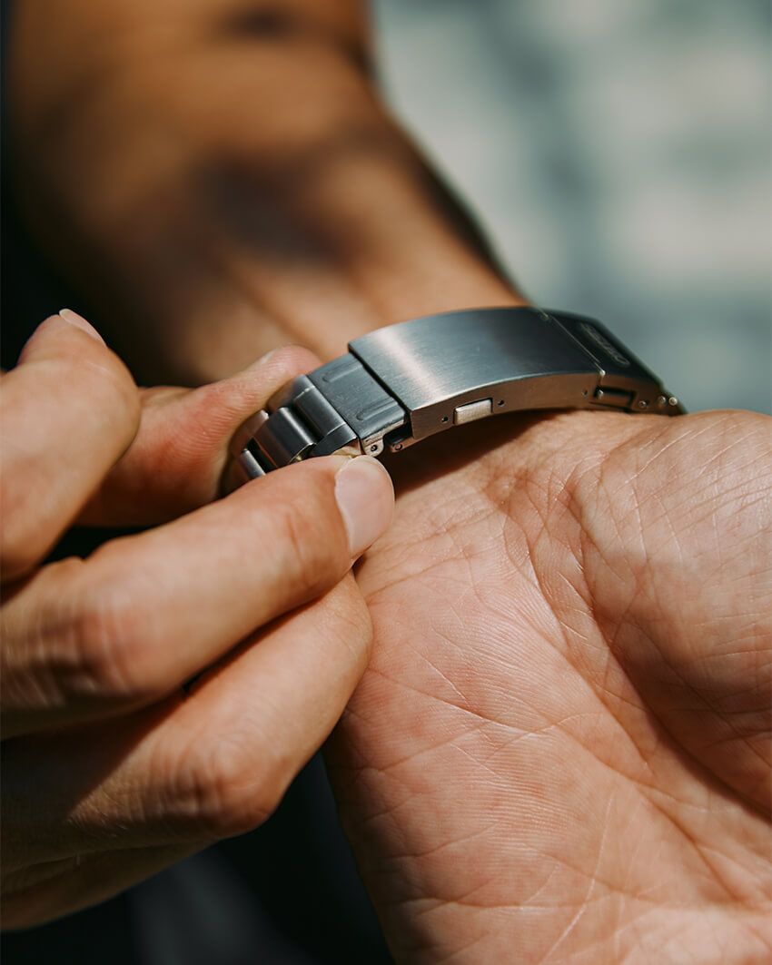 ダブルロックが付いたワンプッシュダイバーアジャスター方式の新型バックルを採用。簡単な操作でサイズを微調整できる機能についても「すごい」と感心しきり。