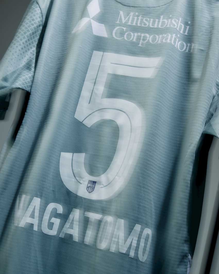 FC東京が纏う“静かな闘志”。ニューバランスと紡ぐ「グレー」のスペシャルウェア - 4枚目の画像