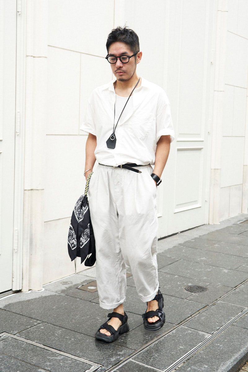 シャツ、ベルト＝ともにノーブランド　カットソー＝アーバンリサーチドアーズ　パンツ＝コス　シューズ＝オニツカタイガー　眼鏡＝モスコット　バッグ＝ザッツ　ネックレス＝ジーユー　バングル＝プラダ　リング＝ザレタリング