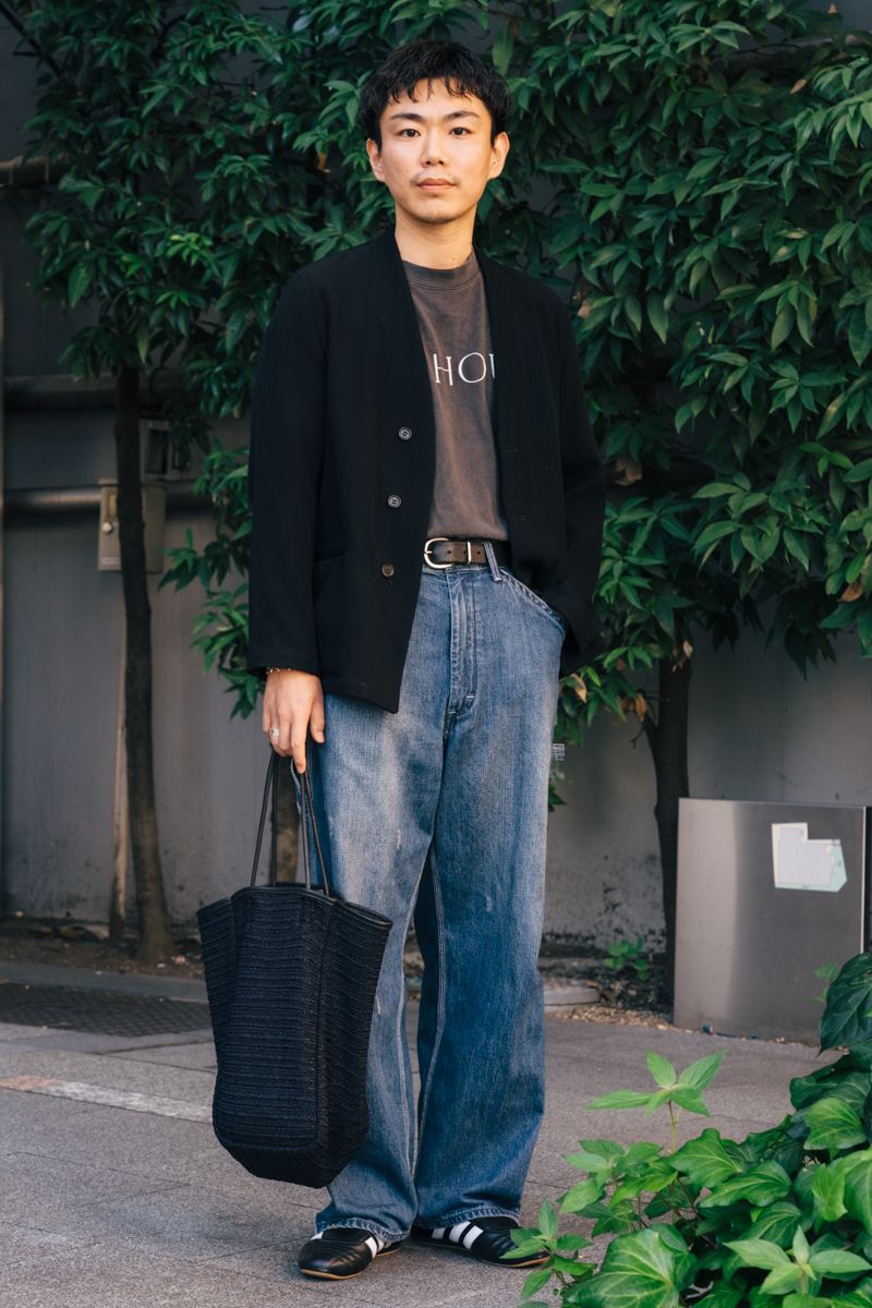 ジャケット=アクネストゥディオズ Tシャツ=ザハウス デニム=リー シューズ=アディダス バッグ=アミアカルヴァ ブレスレット、リング=ともにヴィンテージ ベルト=エンダースキーマ