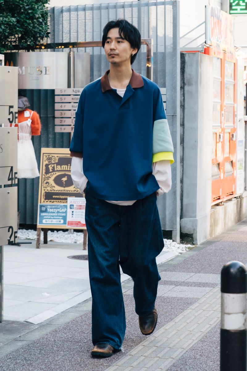 ポロシャツ=フミトガンリュウ Tシャツ、デニム=ともにドリスヴァンノッテン シューズ、ネックレス、リング=すべてメゾンマルジェラ ピアス、ブレスレット=ともに不明