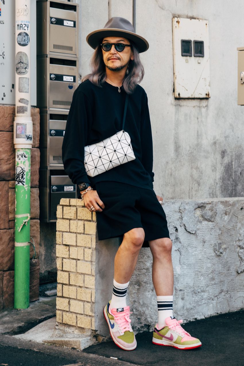 “黒い秋服”はユニクロで選べ！ロンT、パンツ……大人たちの実用例をここで - 4枚目の画像