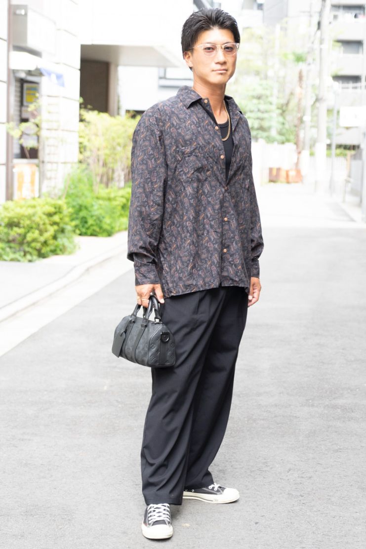 シャツ=バラストアーク カットソー=アヴィレックス パンツ=ユニクロ シューズ=コンバース 眼鏡=レイバン バッグ=ルイヴィトン ネックレス、リング=ともにノーブランド