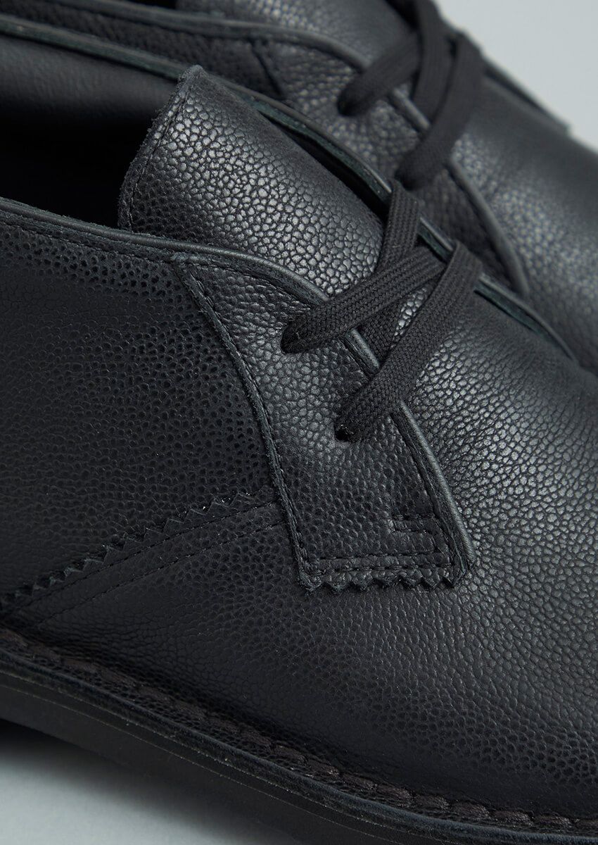 生誕75周年！クラークス「デザートブーツ」をユナイテッドアローズが料理。目印は“ピンキング” - 2枚目の画像