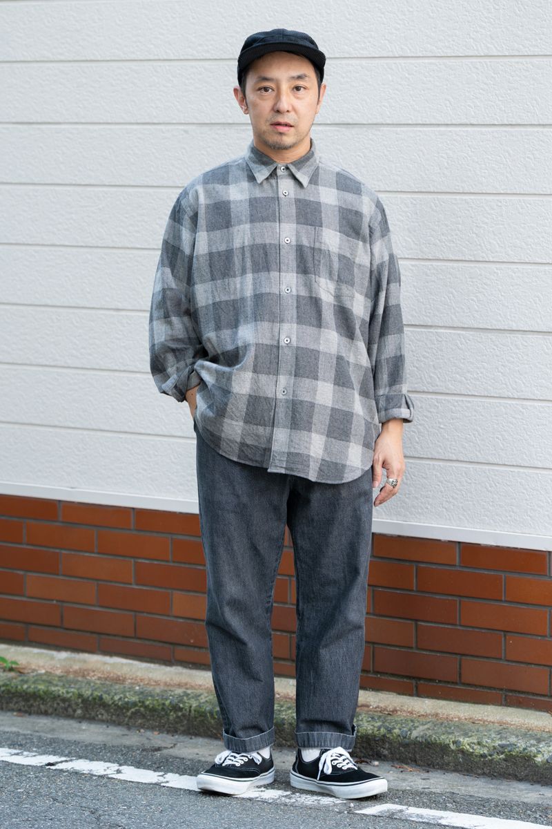 シャツ、デニム＝ともにフジト